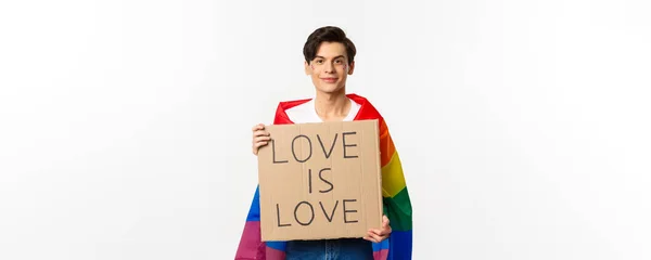 ゲイの男性活動家の標識愛を保持笑顔は 白い背景の上に立って レインボーフラグを着て Lbtのプライドパレードのための愛です スペースのコピー — ストック写真