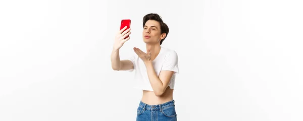 핸드폰 카메라로 키스를 스마트폰으로 셀카나 비디오 채팅을 백색증이 아름다운 남성이 — 스톡 사진
