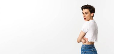 Lgbtq ve gurur konsepti. Şaşırmış eşcinsel adamın şaşkınlıkla ağzını açması, kameraya bakması, profili üzerinde beyaz arka planda dururken sana bakması..