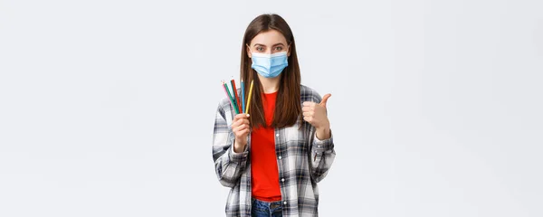 코로나 바이러스 코로나 바이러스 유행의 사회적 의료용 마스크를 쾌활하고 귀여운 — 스톡 사진