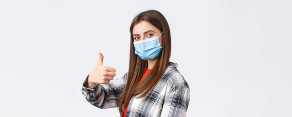 Brote Coronavirus Ocio Cuarentena Distanciamiento Social Concepto Emociones Jovencita Alegre —  Fotos de Stock