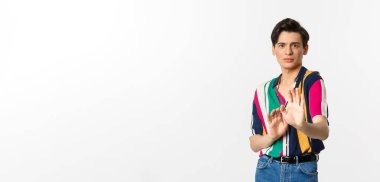 Korkmuş ve ürkek eşcinsel adam durmak istiyor. Paniğe kapılmış ve korkmuş görünüyor. Bir şeyi reddediyor ya da reddediyor..