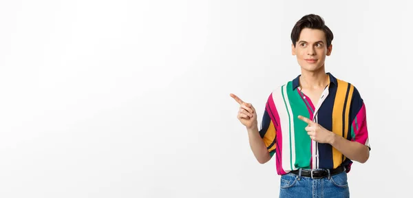 Giovane Bell Uomo Queer Che Punta Guardando Sinistra Logo Sorridendo — Foto Stock