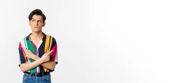 Retrato Homem Bonito Indeciso Fazendo Escolha Apontando Dedos Para Lado — Fotografia de Stock