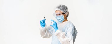 Asyalı doktor ya da hemşire kişisel koruyucu ekipman, tıbbi maske ve eldivenler, şırıngayı covid-19 aşısıyla doldurma, aşılama hastaları, beyaz arka plan.
