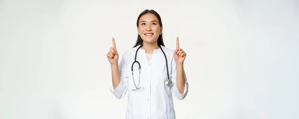 Feliz Médico Sonriente Mujer Asiática Médico Mirando Hacia Arriba Con — Foto de Stock