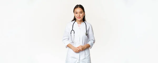 Mosolygó Ázsiai Egészségügyi Dolgozó Sztetoszkóppal Visel Orvos Egyenruha Keres Hasznos — Stock Fotó