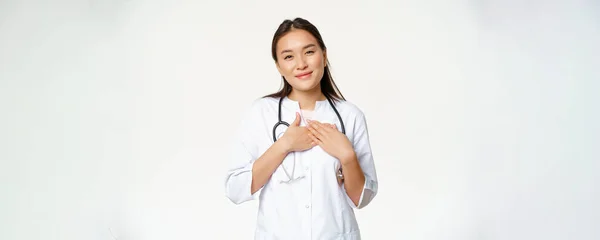 Obrázek Ženského Lékaře Pečujícího Pacienty Držícího Ruce Srdci Příjemně Usmívajícího — Stock fotografie