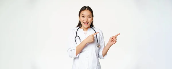 Emocionado Enfermera Sonriente Médico Asiático Uniforme Médico Señalando Derecha Mostrando — Foto de Stock