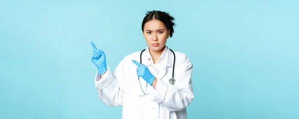 Médico Enfermera Enojada Señalando Los Dedos Esquina Superior Izquierda Con — Foto de Stock