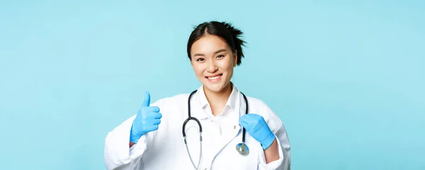 Lächelnde Asiatische Therapeutin Ärztin Mit Stethoskop Zeigt Daumen Hoch Steht — Stockfoto