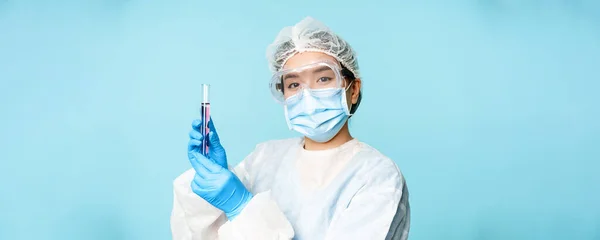 검사용 튜브를 의료용 마스크를 아시아 간호사나검 — 스톡 사진