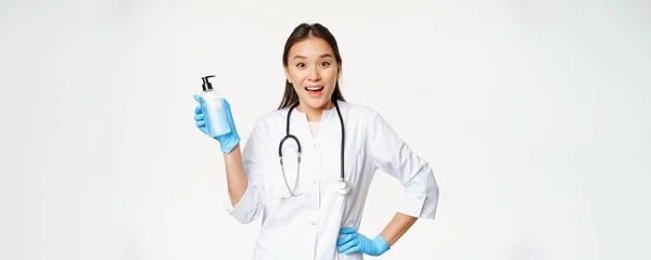 Üniformalı Tutkulu Bayan Doktor Sabunu Dezenfektan Covid Önleme Beyaz Arka — Stok fotoğraf