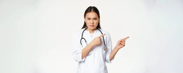Kızgın Kadın Doktor Tıbbi Cüppeli Asyalı Doktor Steteskop Parmaklarını Doğru — Stok fotoğraf