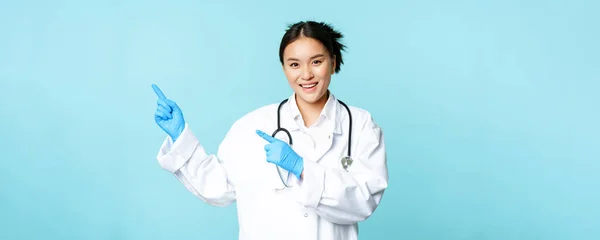 Sonriendo Feliz Doctora Enfermera Señalando Con Los Dedos Hacia Izquierda — Foto de Stock