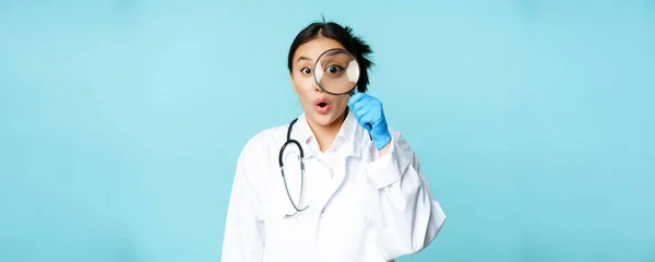 Imagem Mulher Asiática Médico Enfermeira Encontrado Smth Olhando Através Lupa — Fotografia de Stock