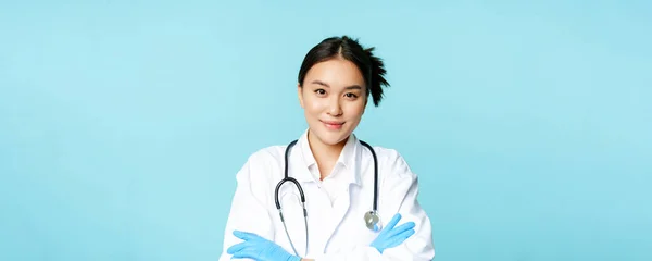 Mosolygó Ázsiai Orvos Nővér Kesztyű Klinika Egyenruha Keresztkarok Keres Határozott — Stock Fotó
