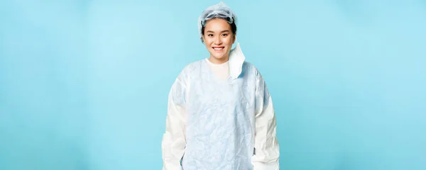 Porträtt Leende Asiatisk Kvinnlig Läkare Eller Sjuksköterska Bär Personlig Skyddsutrustning — Stockfoto