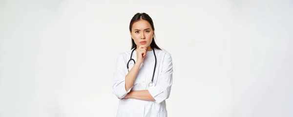 Asijské Ženy Lékař Uniformě Myšlení Vypadající Vážné Znepokojené Dotýkat Bradu — Stock fotografie