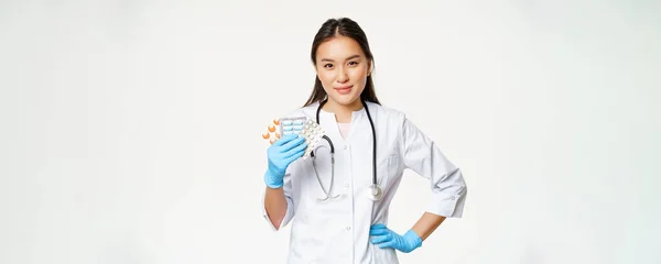 Médica Asiática Mostrando Pílulas Medicação Segurando Vitaminas Vestindo Luvas Borracha — Fotografia de Stock