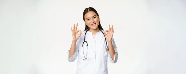 Kvinnlig Leende Läkare Asiatisk Sjukvårdspersonal Medicinsk Klinik Uniform Visar Okej — Stockfoto
