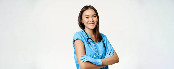 Usmívající Zdravotní Sestra Zdravotnický Pracovník Zkříženýma Rukama Hrudi Ukazující Ruku — Stock fotografie