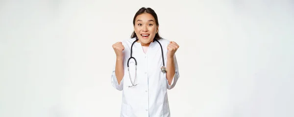 Hevesli Asyalı Kadın Doktor Kutluyor Kamerada Umut Dolu Mutlu Görünüyor — Stok fotoğraf