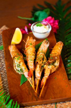 Ahşap tepside bazı malzemelerle ızgara şempanzelerle Akdeniz restoranı.