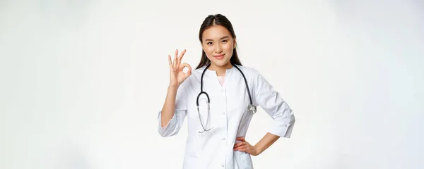 Très Bien Souriant Confiant Asiatique Femme Médecin Montrant Signe Dans — Photo