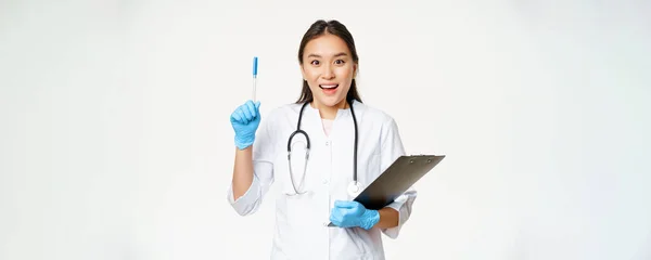 Gülümseyen Asyalı Kadın Doktor Kalem Kaldırıyor Eureka Jesti Pano Tutuyor — Stok fotoğraf