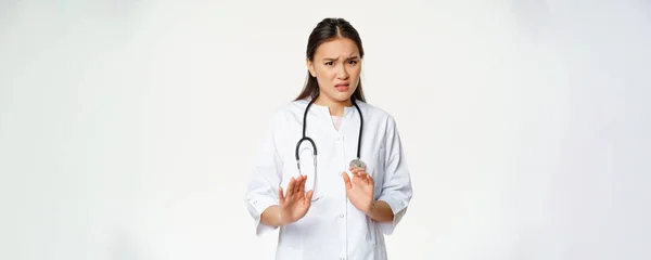 Tiksindirici Asyalı Kadın Doktor Reddediyor Hayır Diyor Nefretle Bakıyor Hoş — Stok fotoğraf