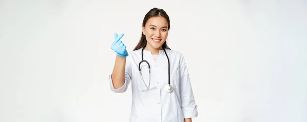 Smiling Coreano Médico Feminino Mostra Dedo Gesto Coração Luvas Borracha — Fotografia de Stock