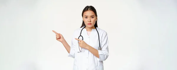 Üzgün Endişeli Kadın Doktor Parmaklarını Sola Gösteriyor Önemli Bir Şey — Stok fotoğraf