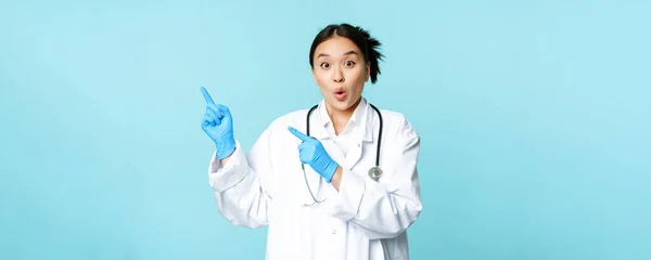 Şaşırmış Hevesli Asyalı Doktor Kadın Sağlık Çalışanı Sol Üst Köşeyi — Stok fotoğraf