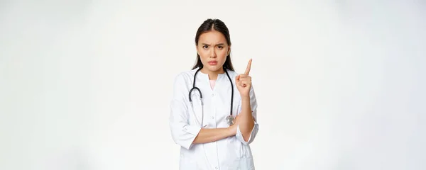 Doktor Projevuje Nesouhlas Nadává Pacientovi Rozzlobený Asijský Lékař Potřásá Prstem — Stock fotografie