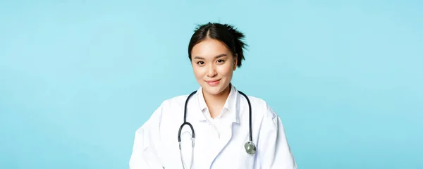 Sanità Concetto Medico Medico Coreano Donna Infermiera Uniforme Sorridente Cercando — Foto Stock