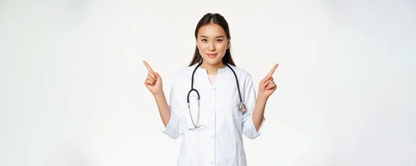 Retrato Asiático Médico Feminino Jovem Trabalhador Saúde Roupão Médico Apontando — Fotografia de Stock