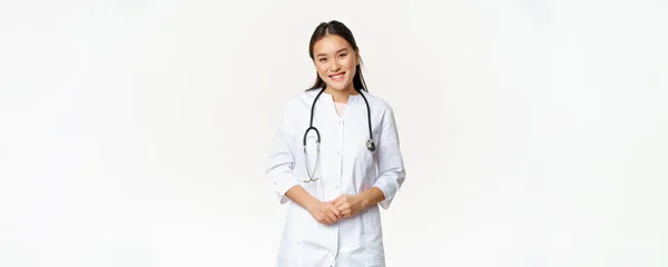 Usmívající Asijská Žena Lékař Sobě Lékařské Roucho Stetoskop Vypadá Příjemně — Stock fotografie