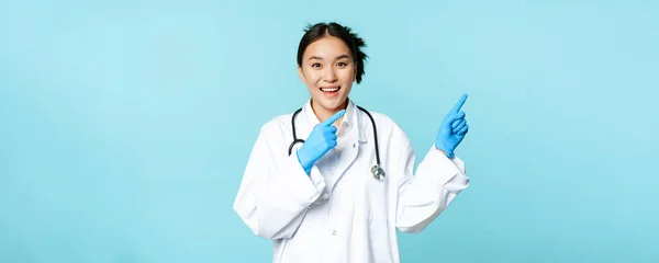 Šťastná Usměvavá Zdravotní Sestra Asijská Lékařka Ukazující Vpravo Ukazující Promo — Stock fotografie