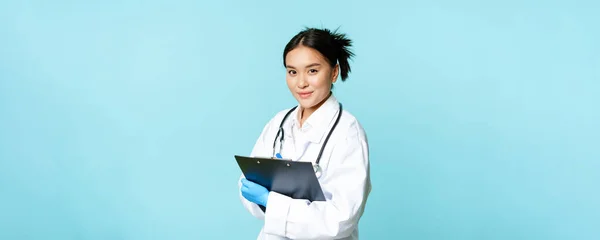 Concepto Salud Clínica Médico Coreano Sonriente Médico Con Uniforme Médico — Foto de Stock