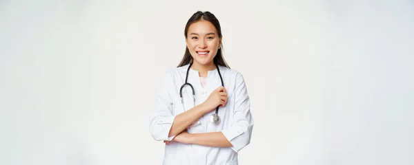 Egészségügyi Kórházi Fogalom Mosolygó Ázsiai Orvos Női Nővér Egyenruhában Boldogan — Stock Fotó