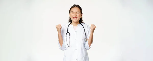 Šťastná Asijská Stážistka Slaví Lékař Lékař Triumfuje Raduje Říci Ano — Stock fotografie