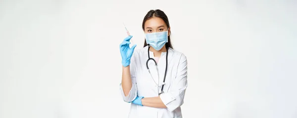 疫苗接种和保健概念 亚洲女医生 戴口罩的护士和带疫苗 白底注射器的手套 — 图库照片