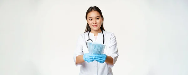 Retrato Asiático Médico Feminino Enfermeira Luvas Borracha Dando Máscaras Faciais — Fotografia de Stock