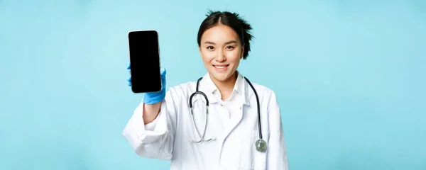Web Healthcare Concepto Ayuda Línea Sonriendo Médico Mujer Asiática Mostrando — Foto de Stock