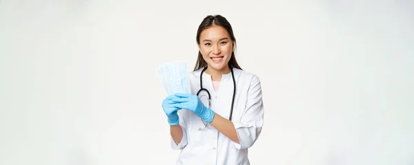 Sorrindo Asiático Mulher Médico Enfermeira Mostrando Médicos Máscaras Faciais Vestindo — Fotografia de Stock
