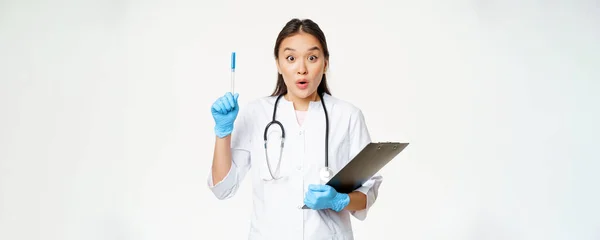 Entusiastisk Sjuksköterska Asiatisk Kvinna Läkare Höja Pennan Upp Hålla Urklipp — Stockfoto