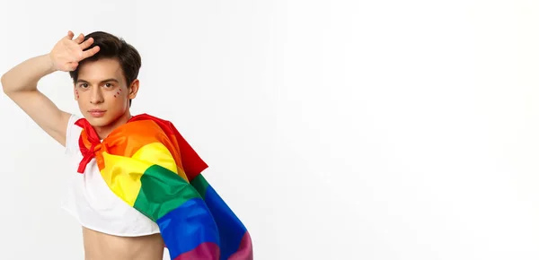 顔に輝きを持つ美しいゲイの男 作物の上と虹のLbtフラグを身に着けています 白い背景に対してポーズ — ストック写真