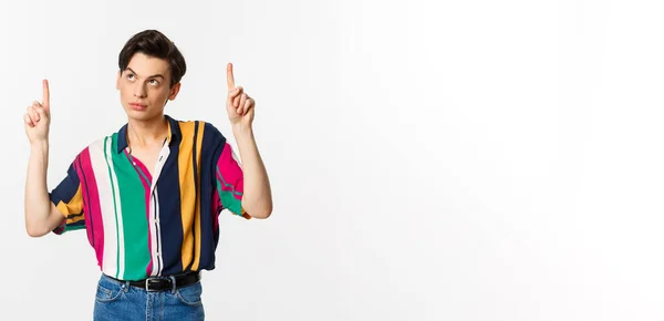 Attraktiv Homosexuell Man Ser Omtänksam Pekar Finger Upp Logotypen Står — Stockfoto