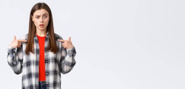 Yaşam tarzı, farklı duygular, boş zaman aktiviteleri konsepti. Kafası karışmış genç bir kız neden o olduğunu anlayamaz. Kafası karışmış bir kadın kaşlarını kaldırmış, seçilmiş, beyaz bir altyapısı var..